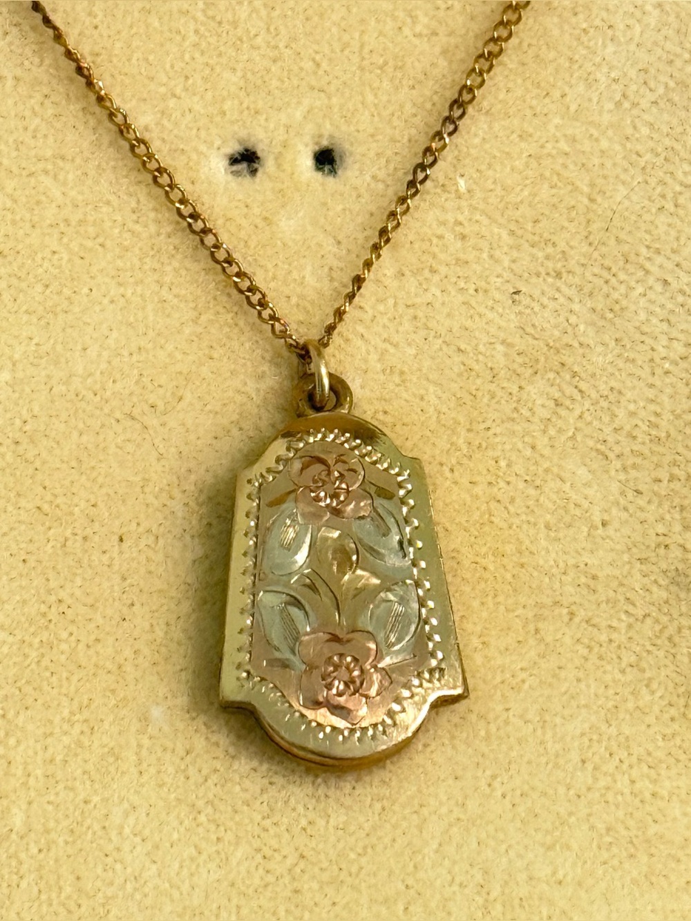 Vintage Gold Filled Etched Floral Flower Locket Necklace - Picture 2 of 13